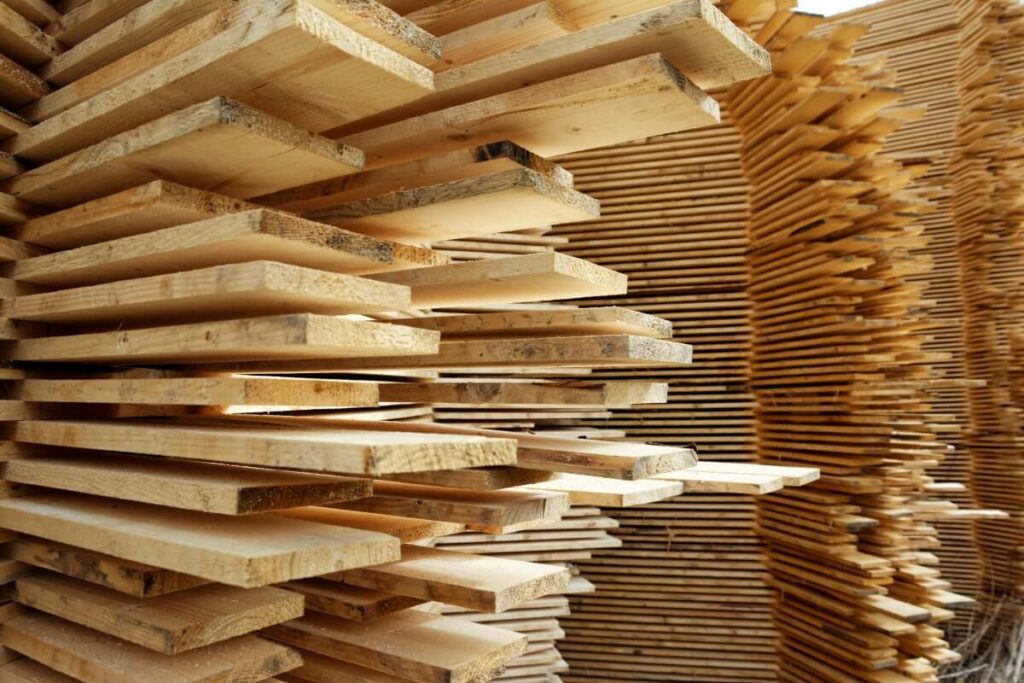Stos desek drewnianych w tartaku