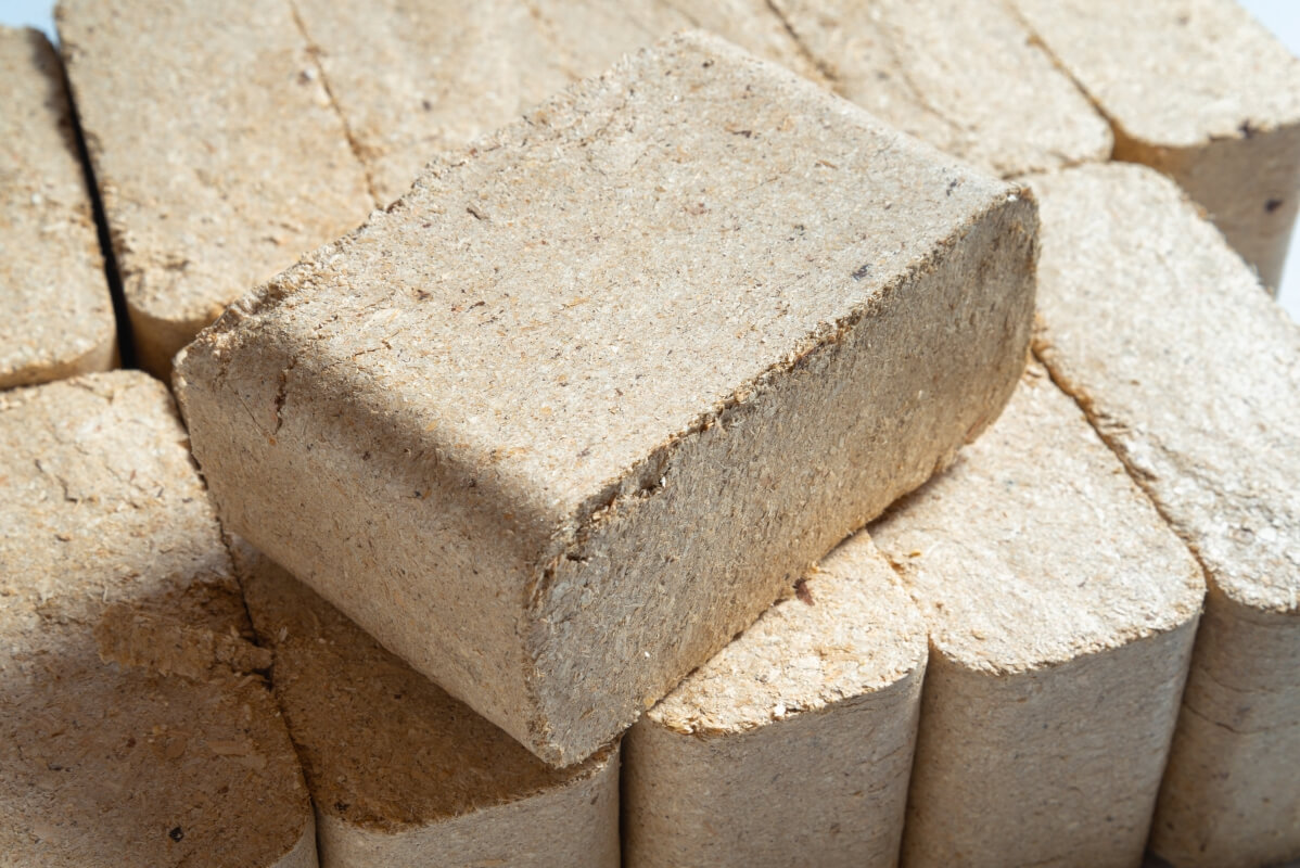 Pellet i brykiet drzewny do ogrzewania domu: pellet 17–19 MJ/kg do kotłów z podajnikiem, kluczowa niska wilgotność i suche składowanie.
